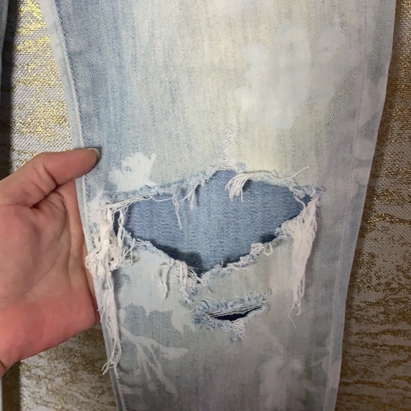 AMERICAN Eagle Floral Bleach Stamp Distressed Jegging Crop Jeans Size 0 - Picture 6 of 14